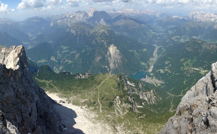 Foto estiva scattata dalla Croce di vetta del Monte Civetta.