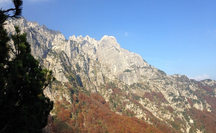 Panorama sulla Cima Obante del Gruppo del Carega dal Rifugio Battisti.